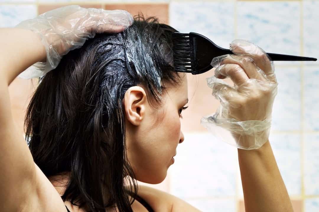 Đội mũ trùm đầu để không lem lên người khi nhuộm tóc tại nhà