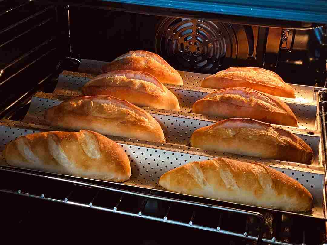 Bánh mì là một món ăn phổ biến hằng ngày trên mọi miền