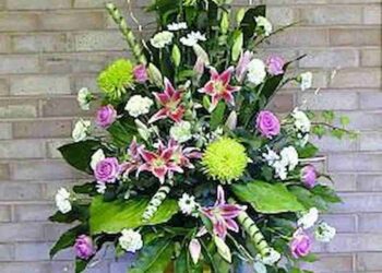 Cắm hoa hình kim tự tháp (chóp nón)