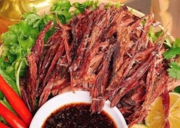 Cách thưởng thức thịt lợn gác bếp