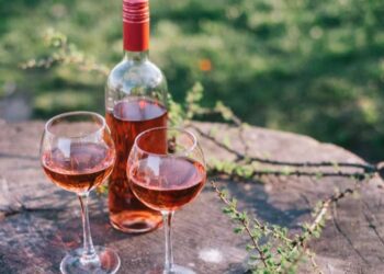 Vang hồng là loại rượu nhẹ nhàng, dễ uống