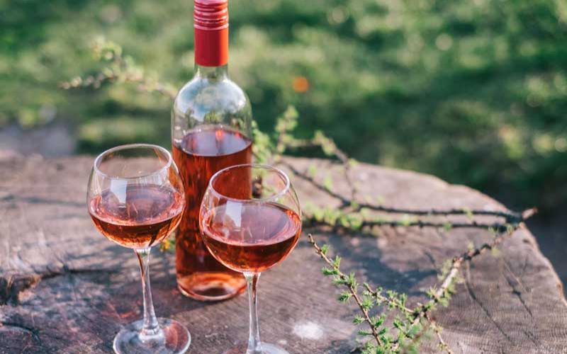 Vang hồng là loại rượu nhẹ nhàng, dễ uống
