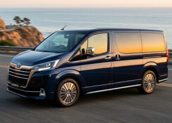 Ngoại thất bề thế và sang trọng của Toyota Granvia